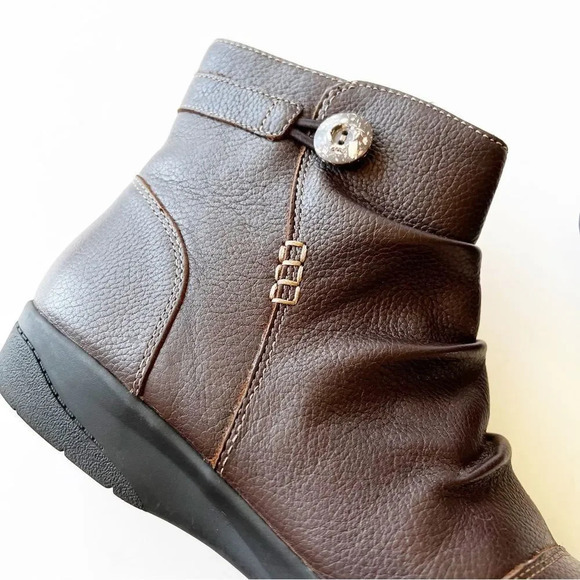 Clarks Collection Dark Brown Leather Ankle Boots Size 10 Button Detail‎ Booties - Picture 2 of 10